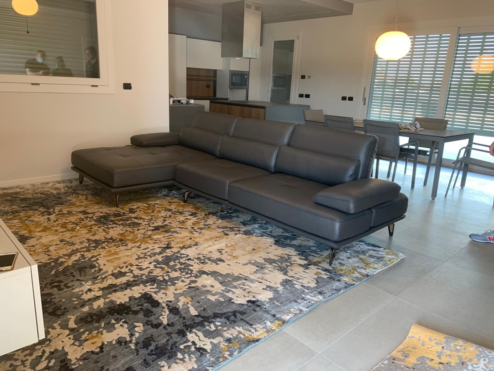 Tappeto indiano artigianale, con motivi intricati e colori vibranti, realizzato a mano, perfetto per aggiungere un tocco esotico e raffinato a qualsiasi stanza.