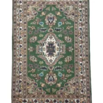 Tappeto islamabad verde con un design elaborato e dettagli distintivi, esempio di artigianato orientale.