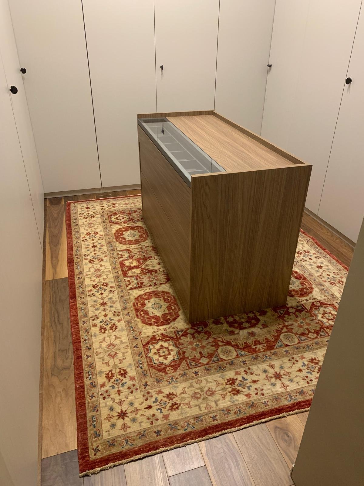 Tappeto afgano autentico, con motivi tradizionali e colori ricchi, realizzato a mano, perfetto per aggiungere un tocco di cultura e calore a qualsiasi ambiente.