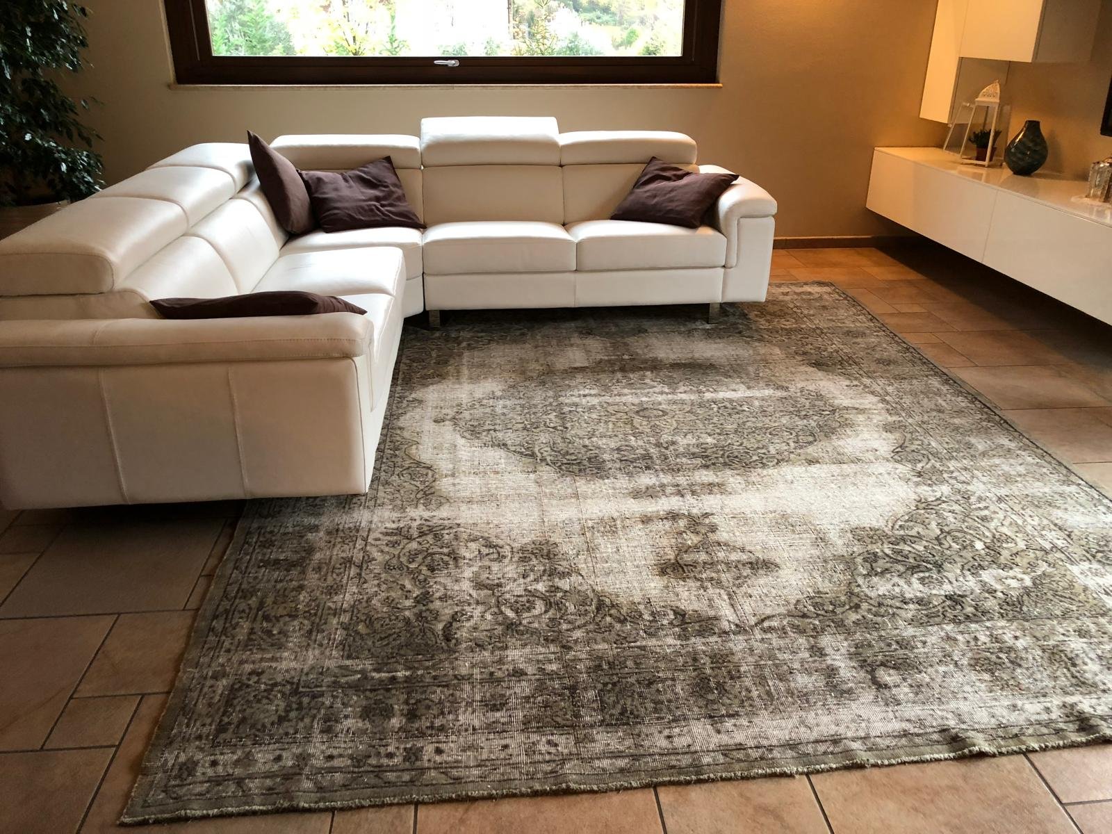 Tappeto moderno per salotto, con texture soffice e design contemporaneo, perfetto per aggiungere comfort e stile al tuo spazio living.