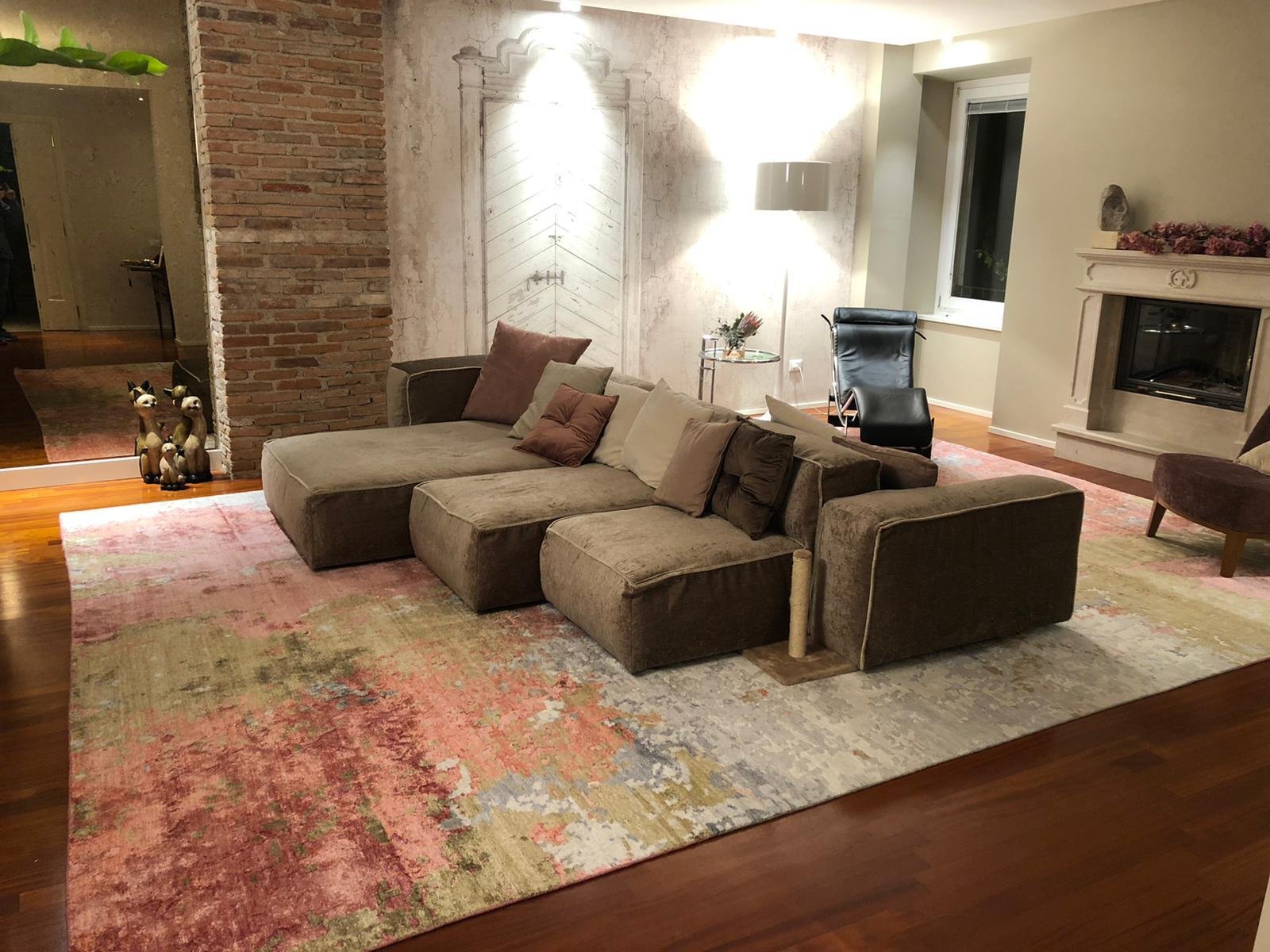 Tappeto moderno per salotto, con motivi geometrici e colori neutri, perfetto per aggiungere stile e comfort al tuo spazio living.