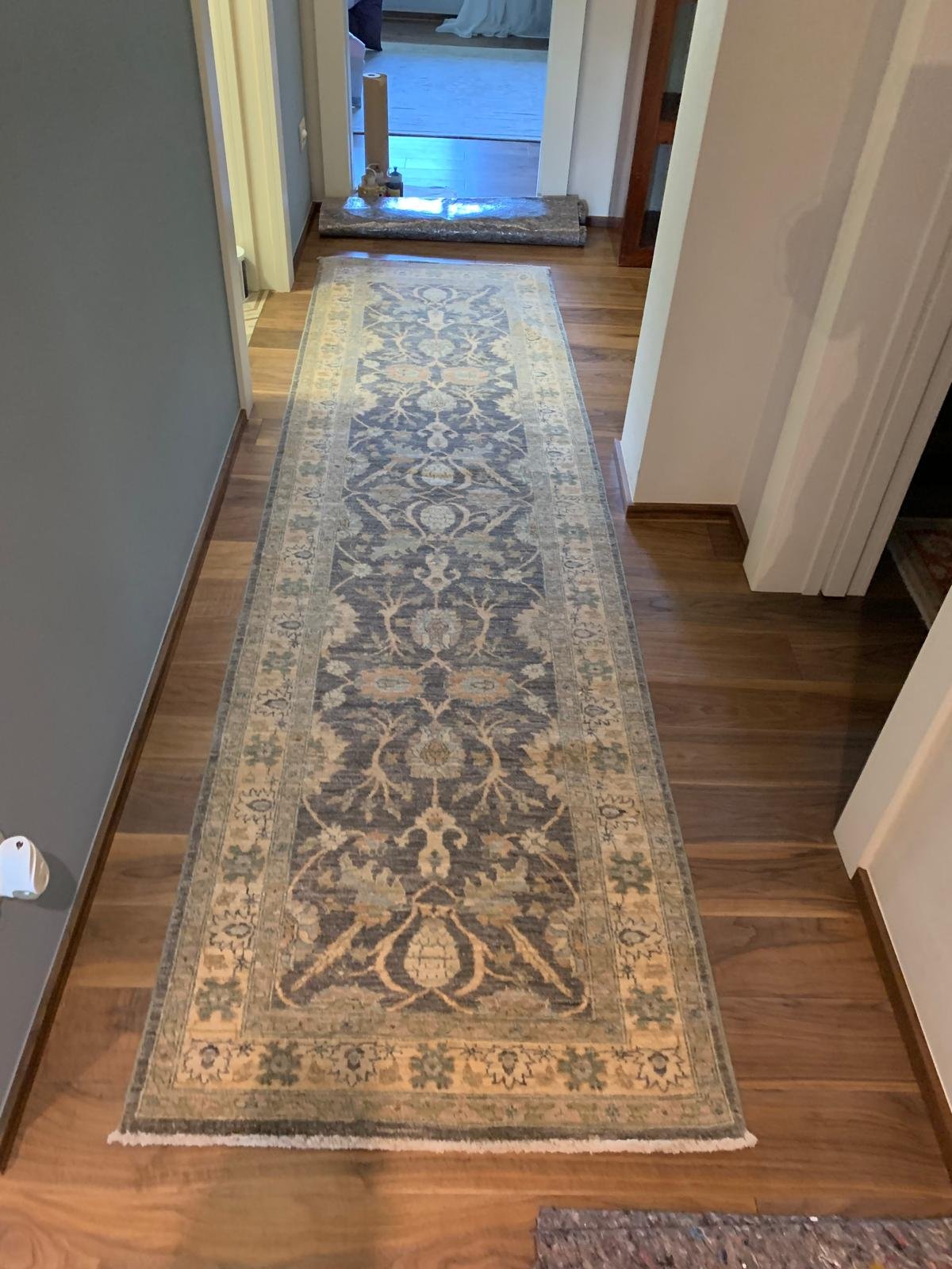 Tappeto passatoia stretto e lungo, con motivi geometrici moderni e colori neutri, ideale per corridoi, ingressi o scale.