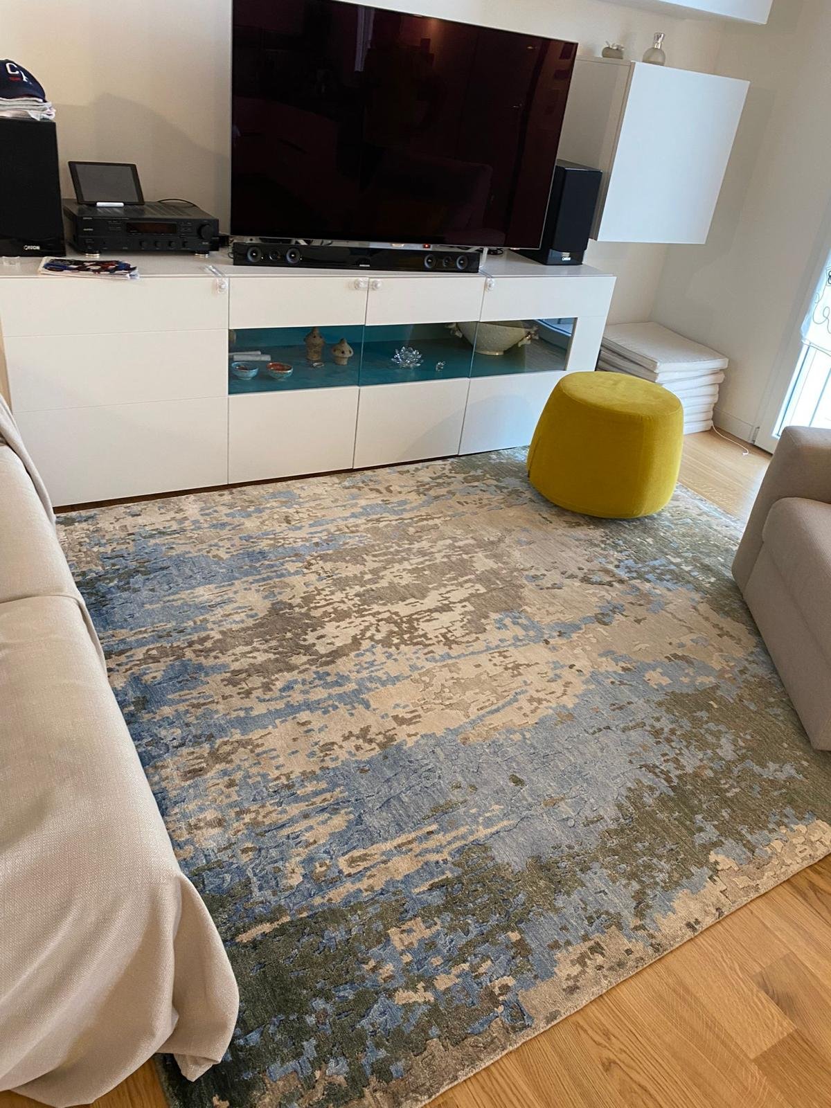 Tappeto moderno con design minimalista e colori neutri, perfetto per arredamenti contemporanei e spazi dal gusto sofisticato.