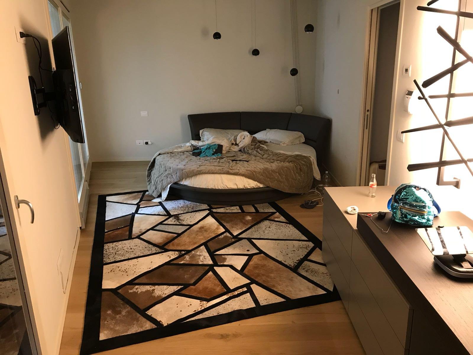 Piccolo tappeto moderno con design geometrico e colori vivaci, ideale per arredamenti contemporanei.