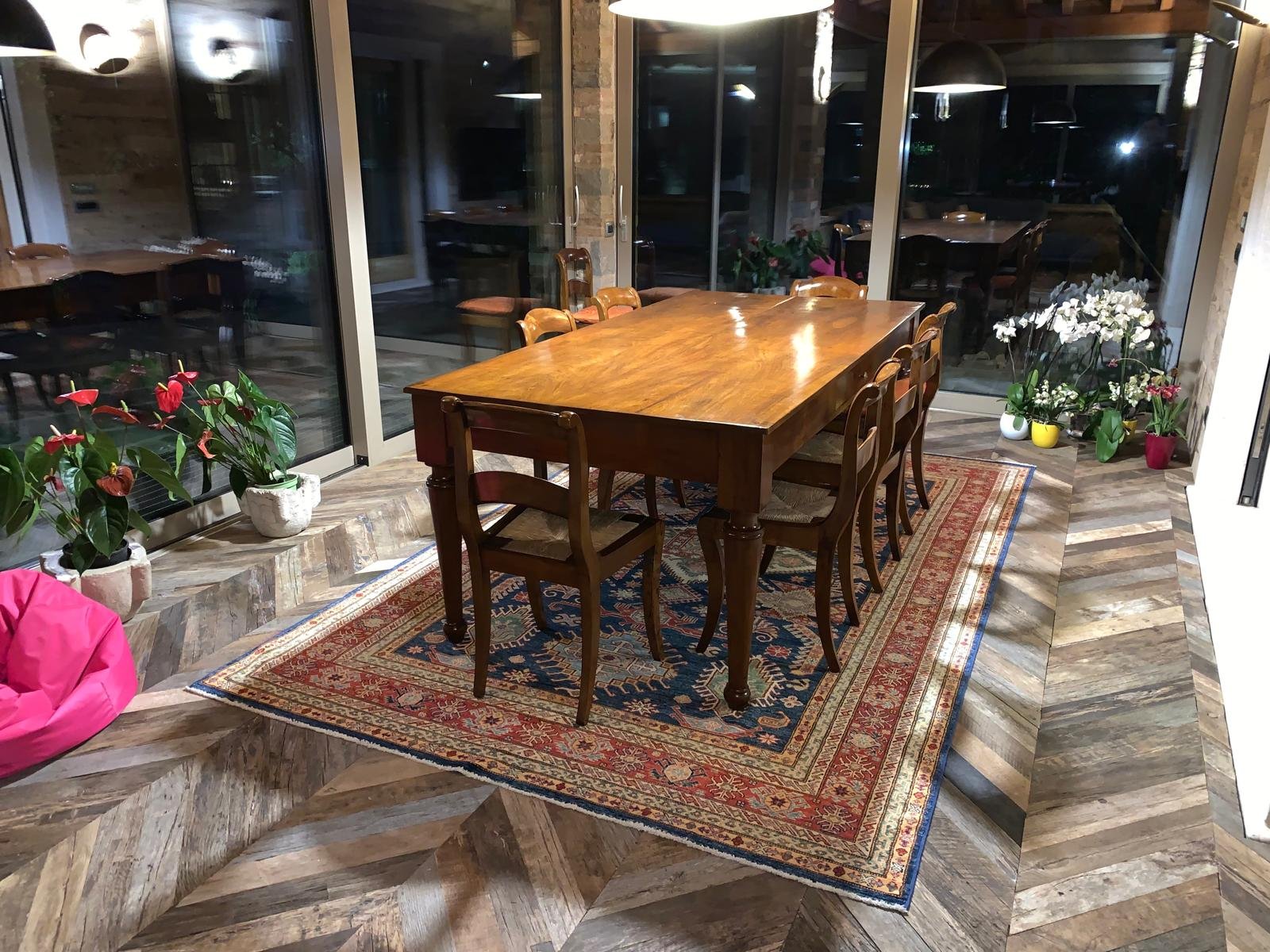 Tappeto elegante per sala da pranzo, con motivi raffinati e dimensioni generose, ideale per arredare sotto il tavolo e creare un'atmosfera accogliente.