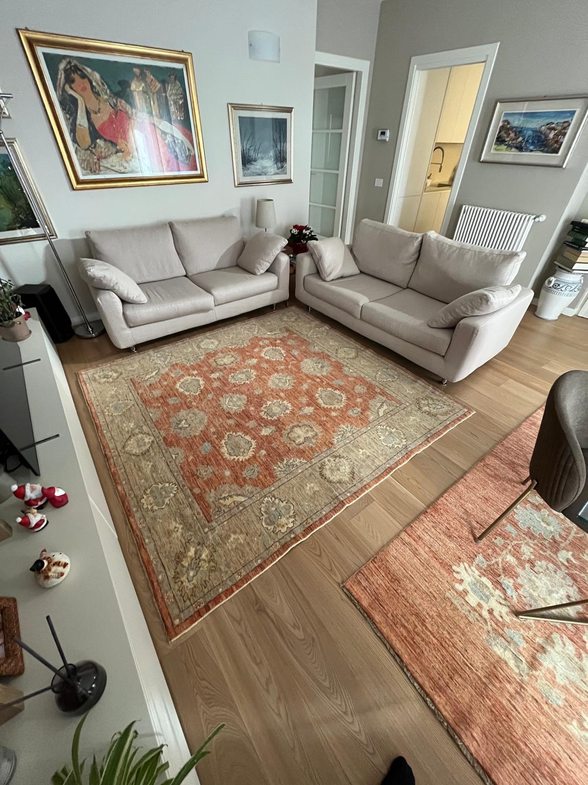 Tappeto quadrato persiano con motivi tradizionali e colori ricchi, ideale per ambienti eleganti.
