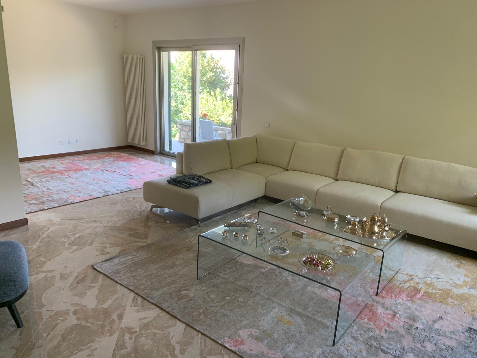 Tappeto in seta pregiata, con riflessi luminosi e motivi intricati, ideale per ambienti eleganti e raffinati.