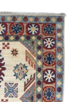 Tappeto Kazak Royal con design intricati e colori brillanti, perfetto per conferire stile e calore a qualsiasi stanza.