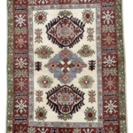 Tappeto Kazak Royal con motivi tradizionali, colori vivaci e una texture ricca, ideale per arredare spazi eleganti.