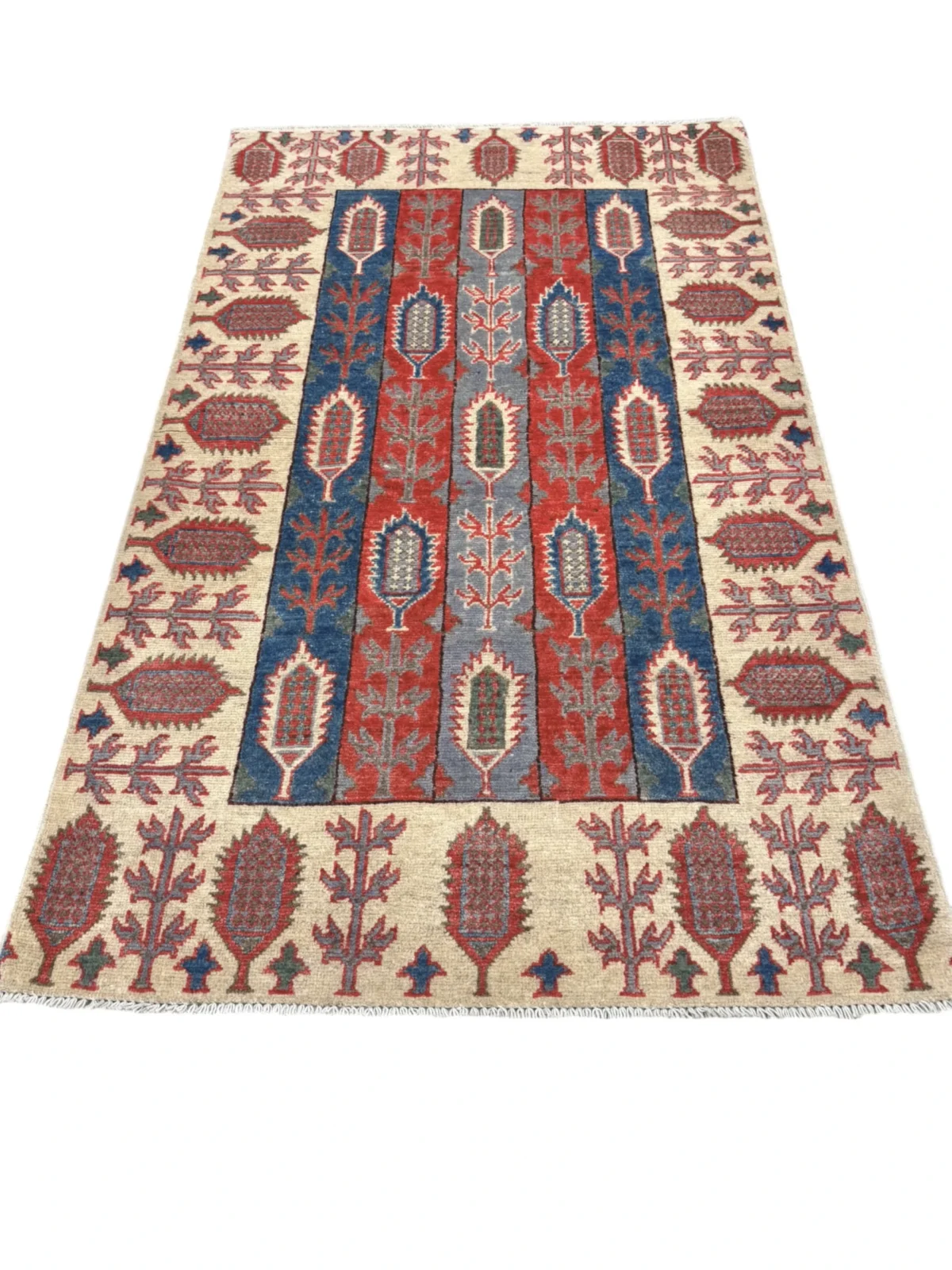 Tappeto Kazak Royal di alta qualità, caratterizzato da un design elegante e colori vivaci, perfetto per interni raffinati.