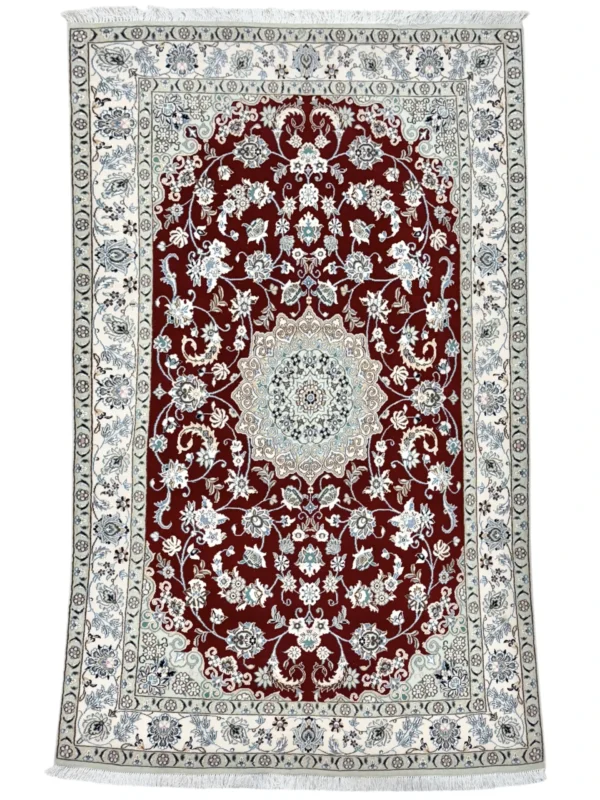 Tappeto persiano Nain rosso e beige, dimensioni 210x123 cm, con motivi tradizionali e raffinati.