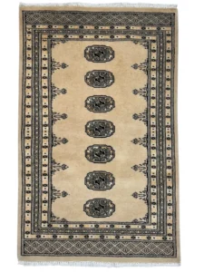 Tappeto Bukhara di alta qualità con dimensioni 125 x 78 cm, caratterizzato da design elegante e colori vivaci.