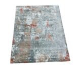 Tappeto in viscosa verde e arancio, un elemento di lusso e stile per arricchire il tuo ambiente.