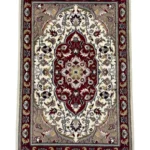 Tappeto Islamabad Doppio Nodo, un'ottima scelta per unire eleganza e comfort nell'arredamento di casa.