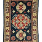 Tappeto Kazak Royal di dimensioni 124x82 cm, caratterizzato da eleganza e resistenza, perfetto per ogni spazio.