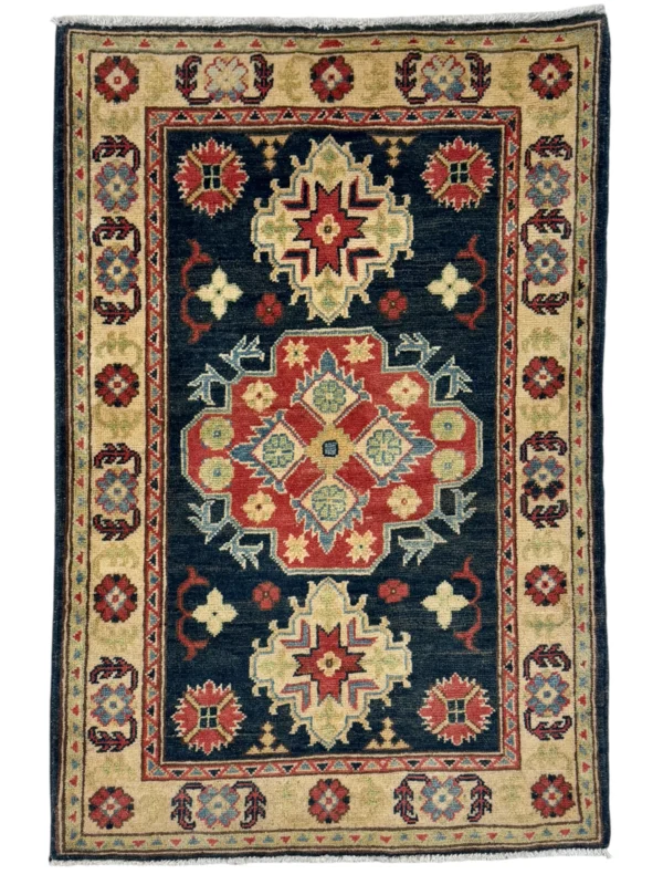 Tappeto Kazak Royal di dimensioni 124x82 cm, caratterizzato da eleganza e resistenza, perfetto per ogni spazio.