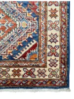 Tappeto Kazak Extra, 138×80 cm, in lana blu e rosso, annodato a mano, perfetto per salotto, ingresso e scendiletto.