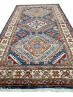 Tappeto Kazak Extra, 138×80 cm, in lana blu e rosso, annodato a mano, perfetto per scendiletto e ambienti eleganti.