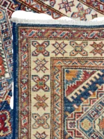 Tappeto Kazak Extra di alta qualità in lana blu e rosso, 138×80 cm, annodato a mano, ideale per salotto e ingresso.