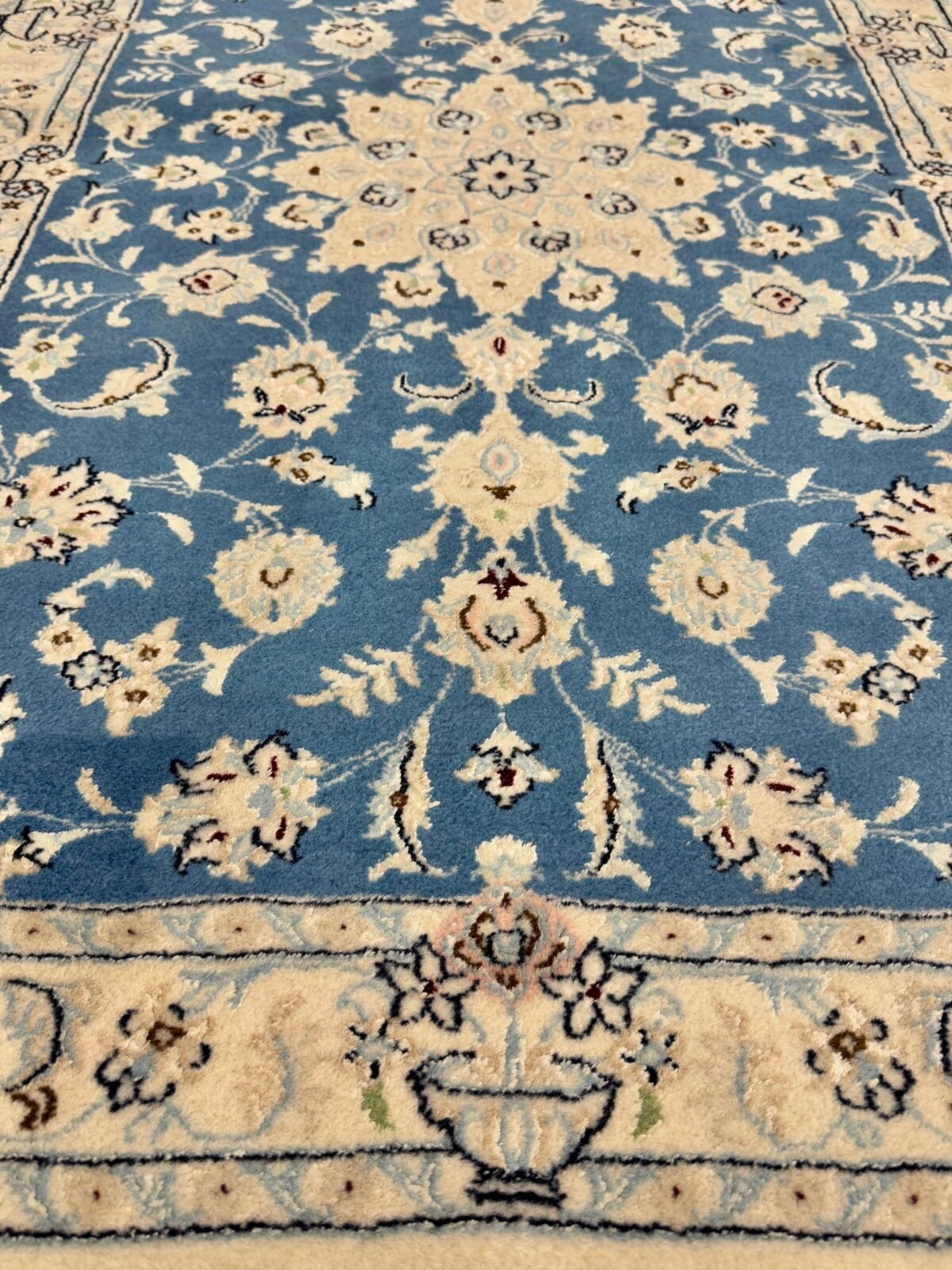 Tappeto Nain persiano, alta qualità, misure 133x86 cm, caratterizzato da un design elegante e colori saturi.