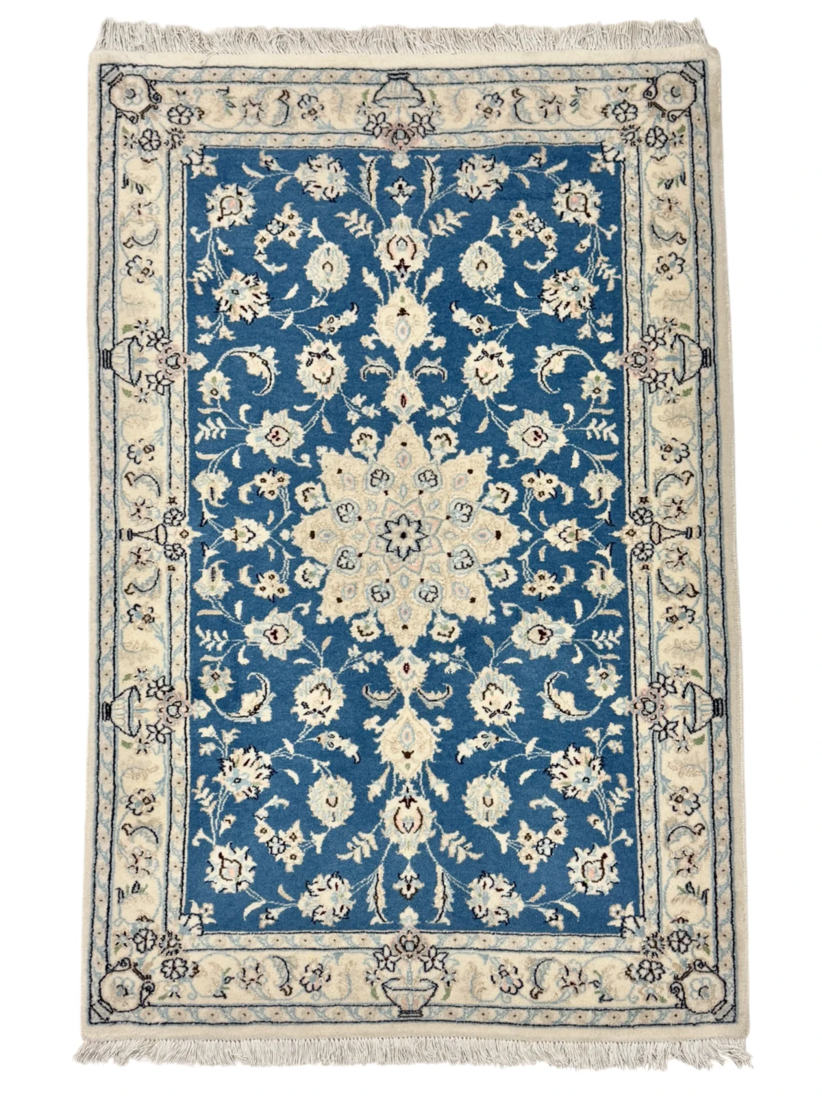 Tappeto Nain persiano di alta qualità, dimensioni 133x86 cm, con design elegante e colori vivaci.