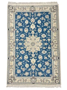 Tappeto Nain persiano di alta qualità, dimensioni 133x86 cm, con design elegante e colori vivaci.