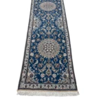 Passatoia blu Nain 9 Fili, 198x61 cm, in lana e seta. Perfetto per arredare ingressi e corridoi con eleganza e comfort.