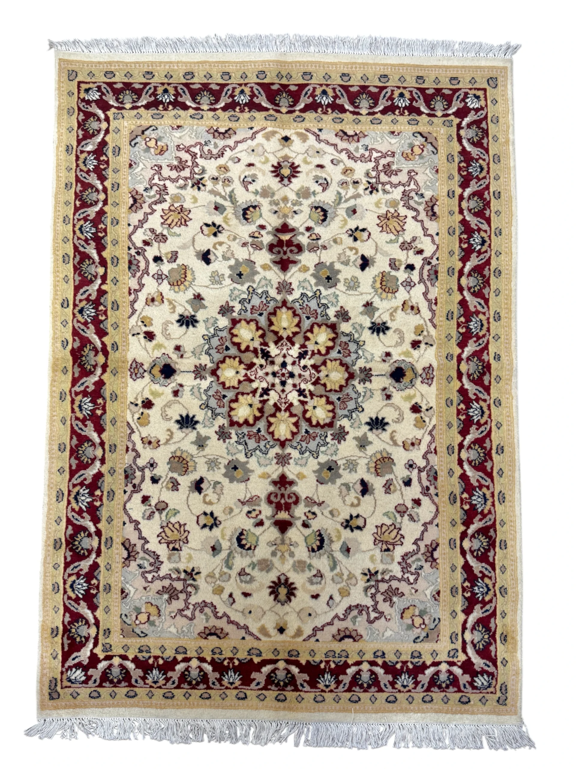 Tappeto pakistano tradizionale, con motivi floreali dettagliati e colori caldi, realizzato a mano, ideale per ambienti eleganti e accoglienti.