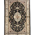 Scopri il tappeto Islamabad: un capolavoro artigianale che unisce tradizione e modernità, perfetto per ogni stile d'arredo.