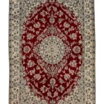 Antique Islamabad Rug, un capolavoro artigianale con motivo geometrico, in rosso rubino e dettagli floreali per ogni ambiente.