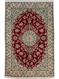 Antique Islamabad Rug, un capolavoro artigianale con motivo geometrico, in rosso rubino e dettagli floreali per ogni ambiente.