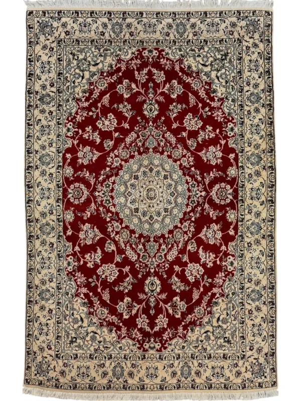 Antique Islamabad Rug, un capolavoro artigianale con motivo geometrico, in rosso rubino e dettagli floreali per ogni ambiente.