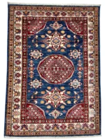 Tappeto Kazak extra 124x88cm blu e rosso, realizzato a mano in lana pregiata, unisce tradizione e design per la tua casa.