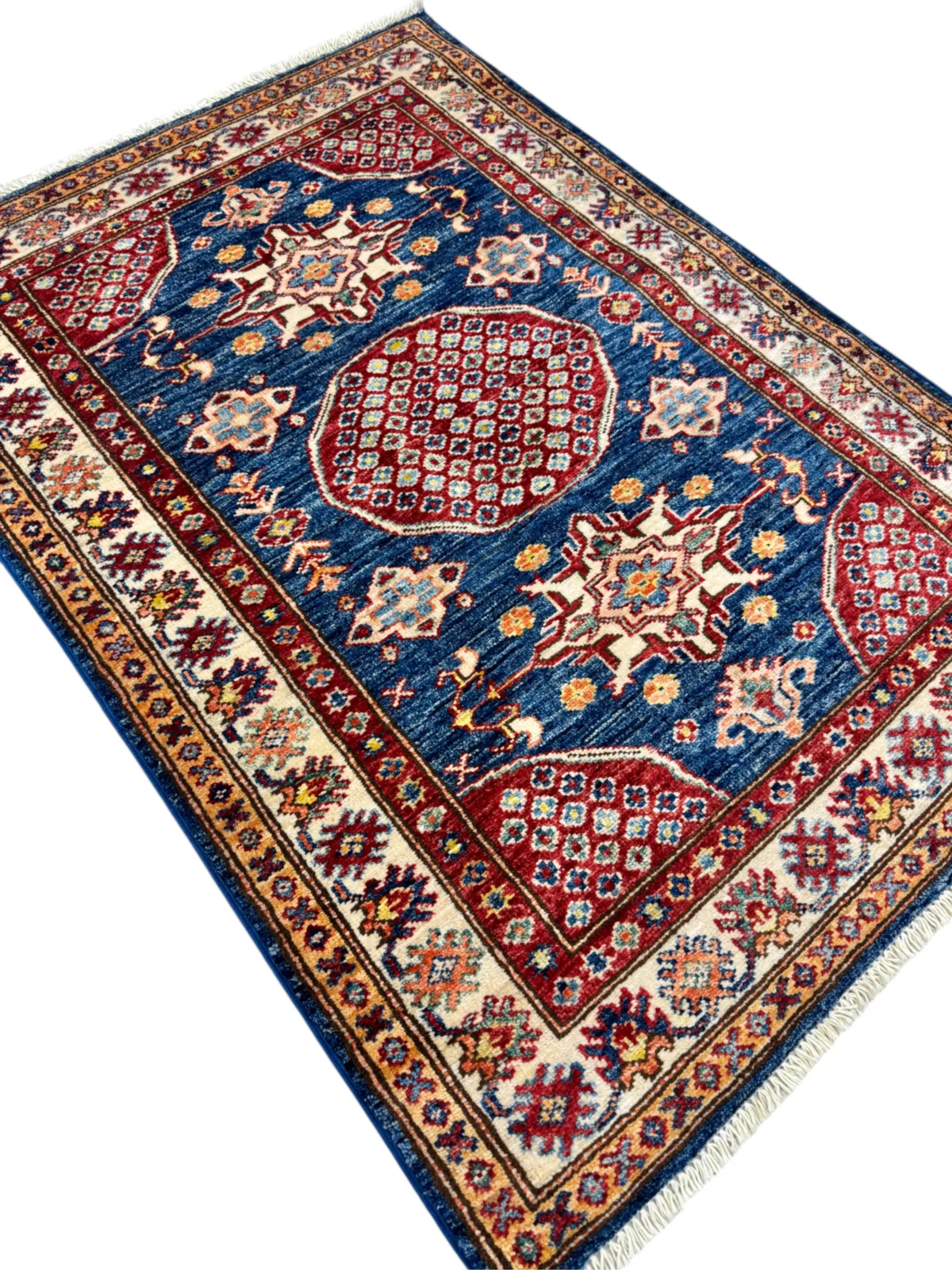 Scegli il tappeto Kazak 124x88cm: un capolavoro tessile in blu e rosso, perfetto per un tocco di eleganza e tradizione.