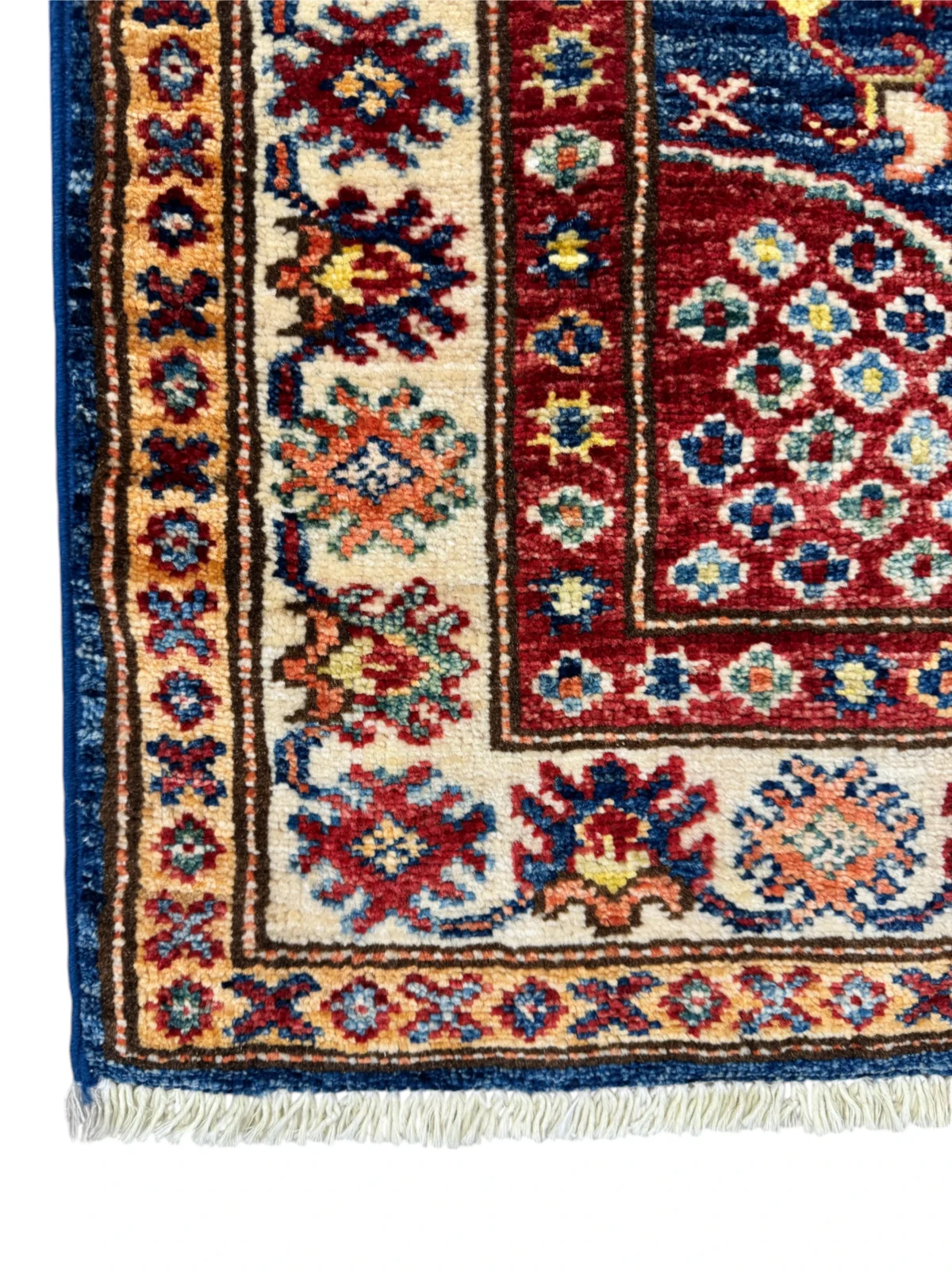 Tappeto Kazak 124x88cm in blu e rosso, un'accoppiata di artigianato e design che trasforma ogni ambiente.