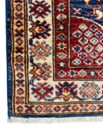 Tappeto Kazak 124x88cm in blu e rosso, un'accoppiata di artigianato e design che trasforma ogni ambiente.