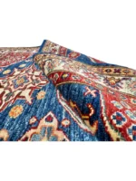 Tappeto Kazak 124x88cm blu e rosso, realizzato a mano in lana, unisce tradizione e design per la tua casa.