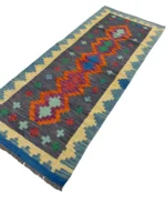 Tappeto Kilim artigianale 200x82 cm, perfetto per ogni ambiente, con colori accattivanti e resistenza nel tempo.