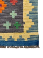 Tappeto Kilim multicolore 200x82 cm, unisce eleganza e versatilità con motivi geometrici vivaci e materiali di alta qualità.