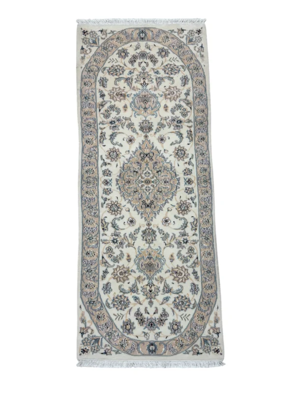 Tappeto Nain grigio 198x76 cm, realizzato a mano in Iran, unisce eleganza e resistenza, ideale per ogni spazio della casa.