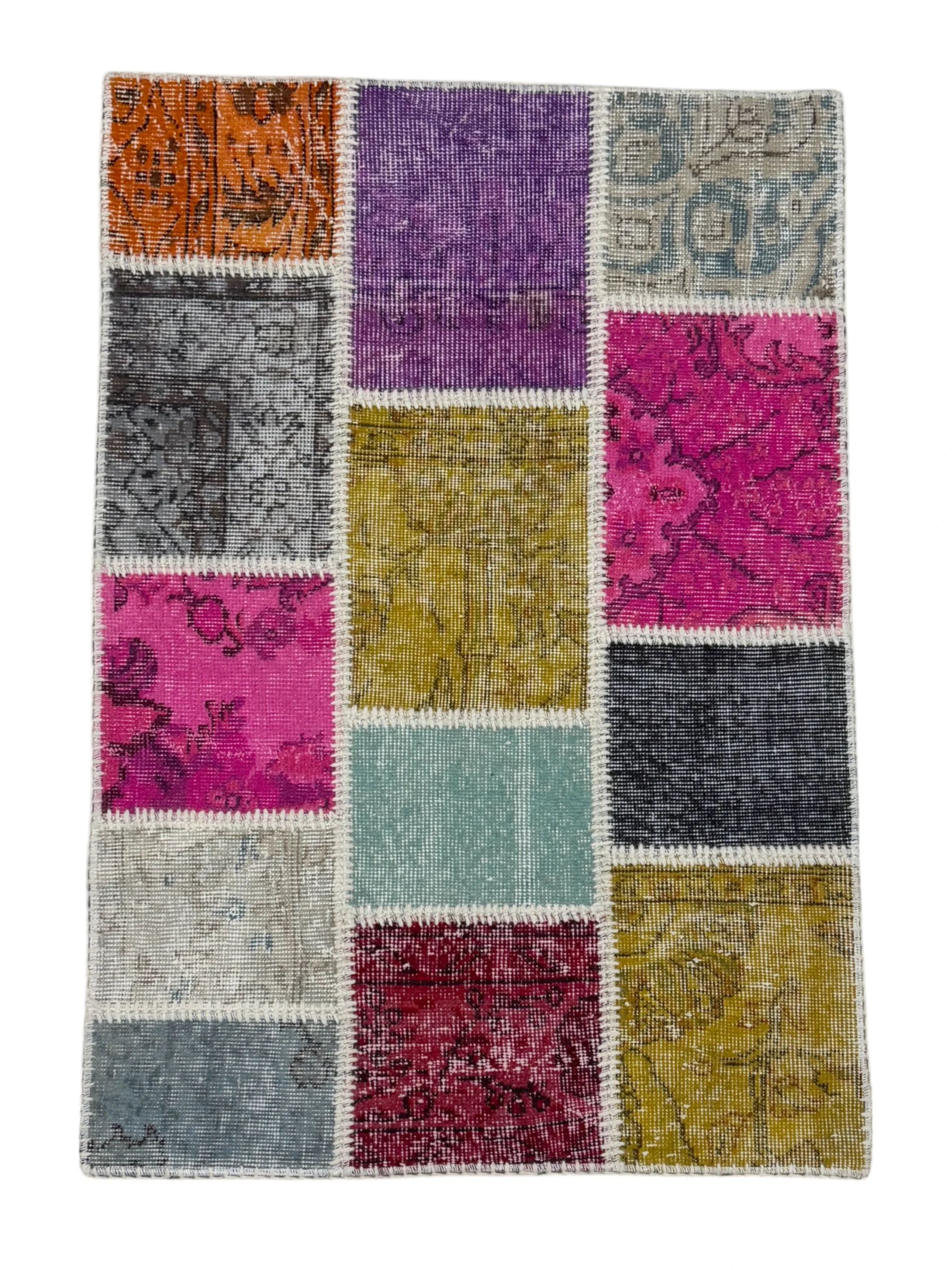Tappeto turco artigianale, con motivi geometrici o floreali e colori vivaci, realizzato a mano, ideale per ambienti caldi e accoglienti.