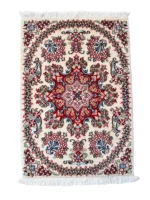 Tappeto Qum Extra qualità persiano 88x62 cm su fondo crema con medaglione rosso e blu, motivi floreali multicolore e frange bianche